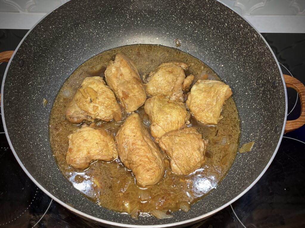 Cooked chicken and juice in a pan