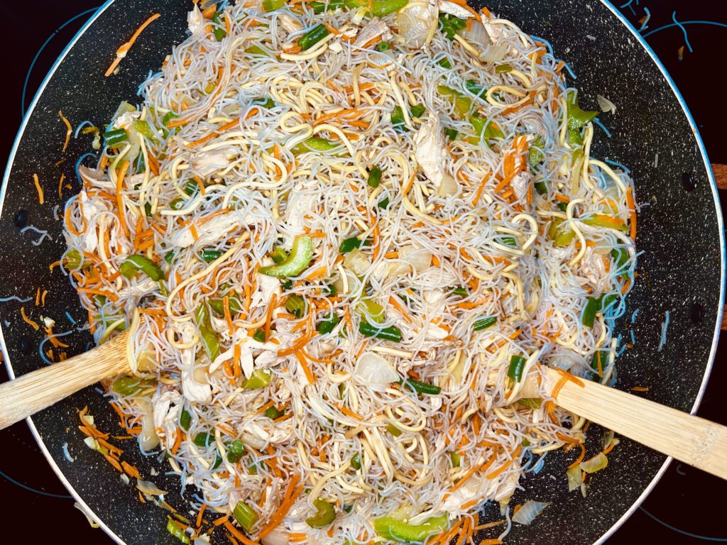 completed pancit in a large pot