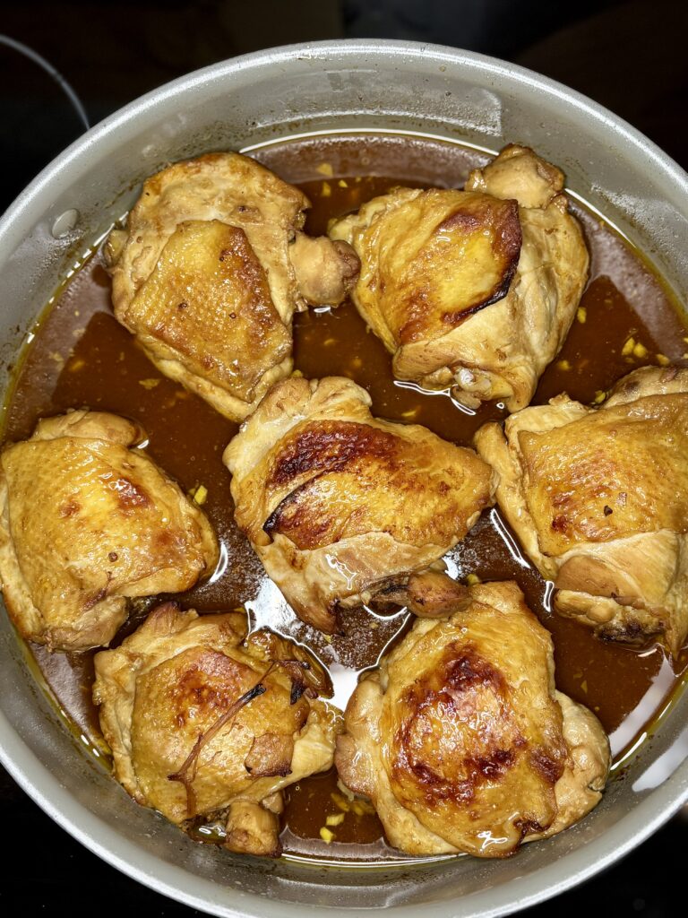 Baked huli huli chicken în a skillet