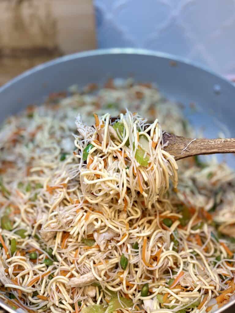 Delicious stir-fried chicken with vegetables and noodles, served in a pot. Perfect for a quick, flavorful Asian-inspired meal. Fresh ingredients and savory sauce make this dish a family favorite.